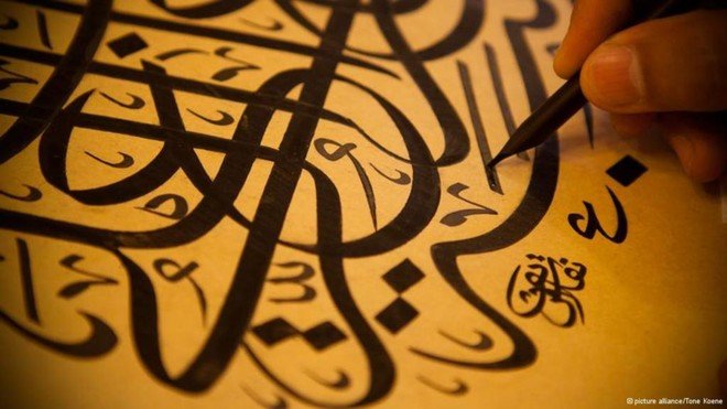 فن الفنون على صفحة الجدران والأوراق .. حقائق مبهرة عن نشأة الخطوط العربية (1-3)